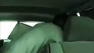 قذف داخل سيارة فاخرة: وسيم عربي يأخذها في الخلف