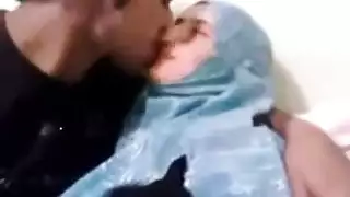 زوجة محجبة تخون مع رجل حقيقي في فيلم إباحي صريح