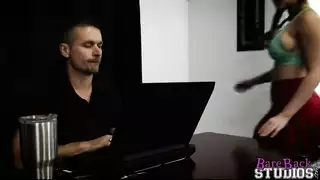 فتاة مغرية تثير أباها من أجل فعل إباحي