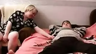 قضيب مراهق يدمر فرج عمته في مشهد صريح إكس إكس إكس