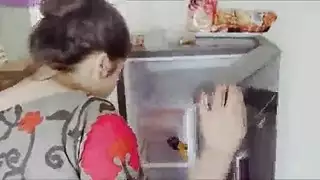 مراهق يمارس الجنس مع جارة متزوجة في لقاء إباحي قسري