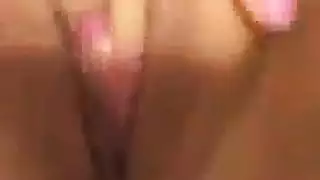 استمناء منفرد: فتاة صغيرة تلمس فرجها الحليق بقوة