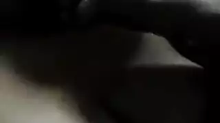 امرأة ناضجة مثيرة تدلك ثدييها الضخمين
