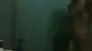 لقاء في الحمام يتصاعد إلى مشهد جنسي صاخب وخشن
