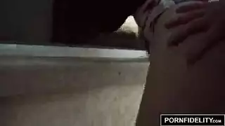 مراهقة لأول مرة تُضرب بقوة من فوق في مشهد إكس إكس إكس