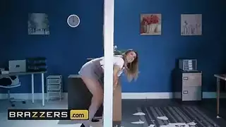 أخوات غير أشقاء يشاركان في نيك طيز ضخمة في مشهد xxx