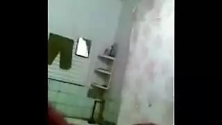 ينوم مع اخته ف الغرفه