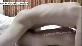 جنس فموي في الشاحنة: الطالبة ريو لي تمص القضيب بقوة