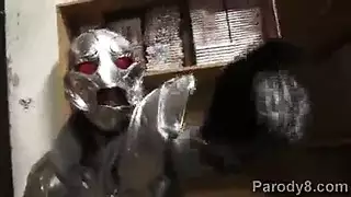 ملء كل الثقوب: عاهرات مكتب اللاتكس الأحمر في فيلم إباحي قاس