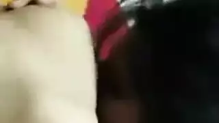 الفتيات المثليات يتشاركن قضيب صلب ويلعقن مهبل بعضهن المبلل