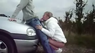 بيبوس رجليها بجنون