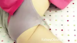رغبات منتصف الليل: تغطية كسها وطيزها بالمني
