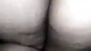 ثلاثي مقرن يخترق مزدوجاً امرأة ممتلئة على الشاطئ