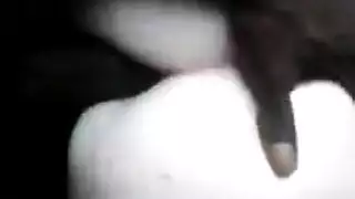 الشقراء الممتلئة تأخذ قضيبًا هائلاً بعمق في فرجها العاري