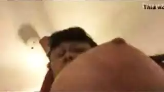 حمالة صدر على ركبتيها شهوانية