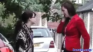 مراهقة بريطانية تنحني على الطاولة لجماع شرجي قاس