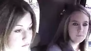 بنت تتحرش بصديقاتها