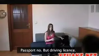 لا ملابس داخلية، فقط جوارب لهذه الشقراء التي تحب الجنس الصريح
