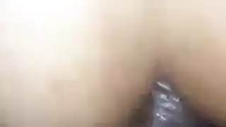 فتاة شعرها بني تختنق بالقضيب قبل أن تُضاجع