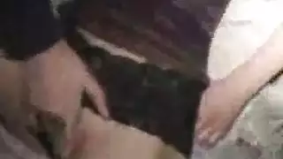 مراهقة تعتني ب صديقها