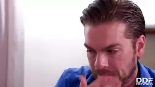 هي تعرف كيف تستخدم فمها وثدييها في هذا المشهد الإباحي