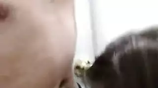 شاب أشقر يهيمن على امرأة أكبر سناً في جوار إباحي