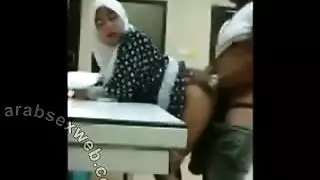 جماع عطلة السائح ملء مؤخرة هندية بالسائل المنوي