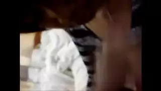 فحل ممتلئ وفتاة نحيفة في شريط جنس عنيف