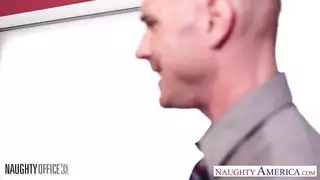 كاميرا خفية تصور ميلف شقراء في الحمام