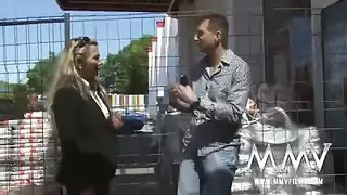 جنس جماعي بدون وقاية على الشاطئ: ديوث يشاهد زوجته العاهرة