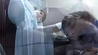 مسؤول كبير يقدم شرج عميق لامرأة ناضجة في فيلم xxx