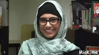 عاهرة عربية ممتلئة الصدر تظهر كيفية ركوب عمود صلب