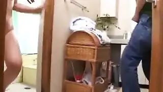 مص قضيب و قذف داخلي في موقف سيارات عام