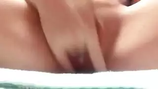 امرأة جميلة ممتلئة الجسم تستفز ثم تُرضي نفسها أمام الكاميرا
