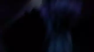 لعبة إباحية: تمديد فتحاتها بقضيب مطاطي عملاق