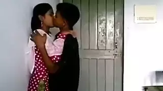 شريط جنسي سري عند الباب: عاشق هاوٍ يحصل على فرج عشيقته