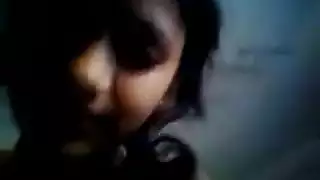 سياسة مايلي للساقين المفتوحتين: المعجبون يمارسون الجنس مع فتحتها الضيقة بدون واقي