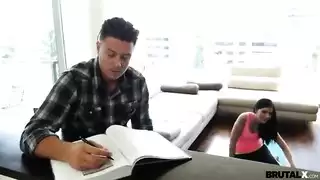 أمه تتفرج علي نيك ويتخلص ويحسس عل كسها