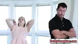 الشقراء الصغيرة تاليا مونرو تحصل على جماع قوي في البنطال الداخلي