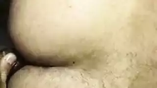 المحترفة الشقية في الجوارب تُضاجع بعنف على الأريكة الحمراء
