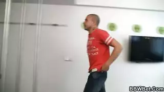 أثداء الأم الضخمة تفوق كل الأثداء على الإنترنت