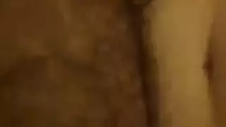 كبار السن الناضجة تظهر كسها الضيق المبلل