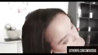 لسان الديوث يداعب فرجها المبلل