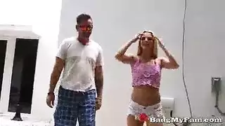 ينيك صاحبته الصغيرة بقوة بعد أن حاولت تركه
