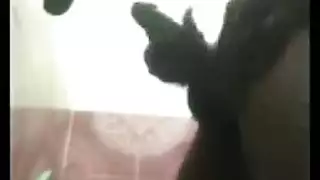 الرجل قرنية واثنين من الاطفال مثير فرك ومداعبة كس بعضها البعض معا