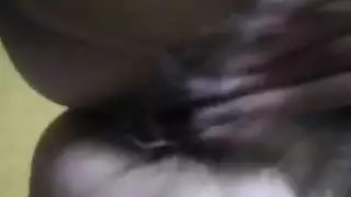بتنك وهي بتكلم خطيبها