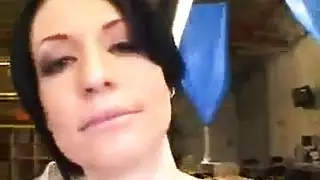 ربة منزل قذرة تقدم جنس فموي لوظيفة سرية