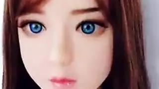شاب مفلس تمامًا يهيج على دمية ناضجة واقعية