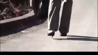 عذارى يابانيات يتظاهرن بالمقاومة قبل التعري الكامل
