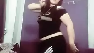 مستجيبة عربية فاضحة تُمارس الجنس المزدوج خلف الكواليس